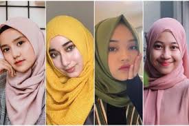 Cewek imut dalemnya pink banget, bersih ch, yang ini kualitasnya ori yah, dalemannya itu pink pake banget, bersih, bulupun juga nggak ada, pucuknya kk juga warna pink. Ide Warna Hijab Yang Cocok Buat Outfit Pink Ala 4 Anak Seleb Indonesia Semua Halaman Cewekbanget