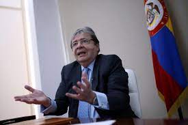 El presidente iván duque designó como nuevo ministro de defensa a diego andrés molano aponte (bogotá, 29 de junio de 1970), miembro del gobernante partido centro democrático (cd) y quien hasta hoy se desempañaba como director. Colombia Fallece Por Coronavirus El Ministro De Defensa De Colombia Publico