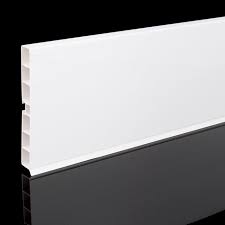 La plinthe de cuisine vient se positionner en bas de vos meubles bas de cuisine, afin de combler l'espace entre le sol et vos meubles de cuisines et ainsi cacher les pieds. Pvc Cuisine Kickboard Plinthe 150mm 1500mm Couleur Blanc Brillant Cdiscount Maison