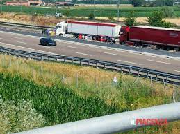 Sul posto tre mezzi del 118 e i vigili del fuoco. Kau7eektvhodcm