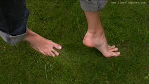Katherina on the grass [foot fetish] [long toes]