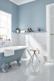 Un Sol A L Aspect Marbre Pour Une Salle De Bains Classe Et Tendance On Mixe Le Blanc Du Marbre A Une En 2020 Renovation Salle De Bain Idee Salle De Bain