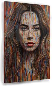 Vrouw in Sol LeWitt stijl schilderij