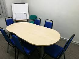 Di ruang seminar kami (cubic), kami boleh memuatkan sehingga 15 individu dalam susunan begini dengan selesa. Bilik Mesyuarat Untuk Disewa Di Subang Jaya Rich Academy Training