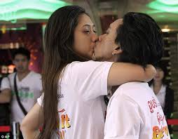 And were the chapped lips worth it? Valentine S Day 2012 Gay Thai Couple Break Two Day World Record For Longest Kiss Daily Mail Online