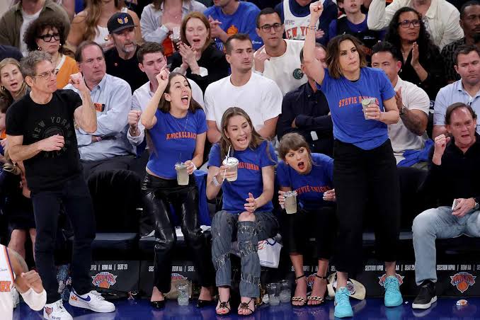 Taylor Swift Twins at Knicks Game with Mariska Hargitay