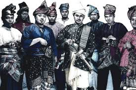 Baju kurung telah digunakan oleh berbagai etnis di nusantara, tidak ada yang tahu pasti sejak kapan dan siapa yang memakainya. Pakaian Tradisional Masyarakat Melayu Daily Rakyat