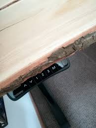 Eine gute alternative ist das selber bauen des höhenverstellbaren schreibtisches. Diy Hohenverstellbaren Schreibtisch Aus Holzbohlen Selber Bauen Creative Material Blog