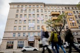Fast 150 wohnungen sind gegenüber entstanden. Berlin Friedrichshain Gewobag Ubernimmt Wohnungen In Der Karl Marx Allee Berlin Tagesspiegel