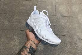 Nike S Air Vapormax Plus Appears In Metallic White And Silver Colorways Tennis Shoe Outfits Summer Nike Air Vapormax Pink Tennis Shoes