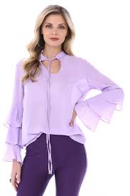 Kırmızı ve mavi rengin birleşimiyle ortaya çıkan mor rengi dekorasyonda kullanırken uyumlu bir görüntü ortaya çıkartmak için. Eflatun Ile Uyumlu Renkler Tarz Kadin