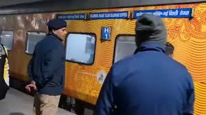 दिल्ली-पटना तेजस राजधानी एक्सप्रेस में बम की खबर से हड़कंप, रोकी गई ट्रेन