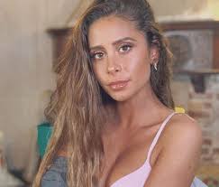 El 23 de noviembre de 2018 lanza la versión deluxe del álbum. Camila Gallardo Cumplio Un Sueno Realizo Su Primer Show Fuera De Chile