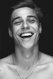 wattpad #misterio-suspenso Para Serena la vida siempre había estado llena  de leves problemas y peligros, o al menos lo fueron hasta que volvió a  reencontrarse con su vecino: Dexter Griffin, un chico