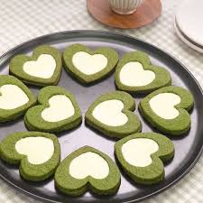 焼いたあとに一工夫 ホワイトチョコ入り抹茶クッキーのレシピ動画 作り方 delish kitchen レシピ 抹茶クッキー レシピ 食べ物のアイデア