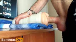 Ein Solo-Mann stöhnt laut, während er ein Fleshlight fickt - Videos -  xvix.eu