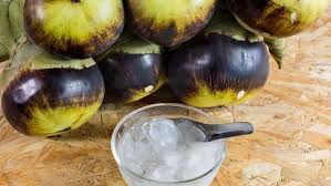 Minuman Legen merupakan minuman khas daerah Gresik terbuat dari air dahan pohon Siwalan yang banyak bertebaran Gresik.