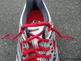 Wusstet ihr eigentlich, dass ihr mit der marathonschnürung blaue flecken am zeh verhindern könnt? Marathonschnurung Schritt 5c Schuhe Schnuren Laufschuhe Schuhe