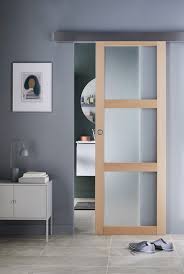 Notre système breveté empêche tout risque pour la porte de sortir de son rail bas. Porte Coulissante Atria Vitree Porte Coulissante Portes Vitrees Interieures Design Moderne De Salles De Bains