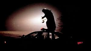 Les vacances d'été sont enfin arrivées et, comme chaque année, trish et darry, deux étudiants, frère et soeur, prennent la route pour rendre visite à leurs parents. Critique Jeepers Creepers Le Chant Du Diable