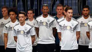 Die nationalmannschaft präsentiert ihr neues trikot. Deutsche Fussball Nationalmannschaft Stellt Neues Trikot Fur Die Wm 2018 In Russland Vor Fussball