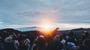 Timur berlawanan arah dengan barat. Mengapa Matahari Terbit Dan Tenggelam Pada Waktu Yang Berbeda Setiap Hari Tribun Travel