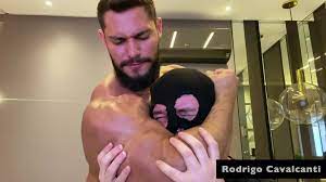 Hands-On Muscle Worship & Crushing Strength - MyMusclevideo.com