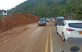 (deslizamiento de tierra) landslide n noun: Apertura Total De La Autopista Medellin Bogota Tras Remover Derrumbe
