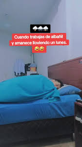 Recuerdos en Paraguay: Albañil trabajando bajo la lluvia