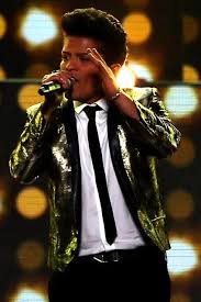 See bruno mars pictures, photo shoots, and listen online to the latest music. Bruno Mars Standing Next To Tall People Will Make Your Day Entertainment Tonight