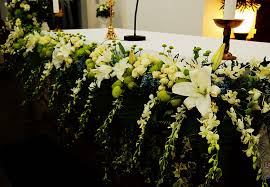 Jenis bunga yang paling umum seperti bunga mawar, melati, tulip atau anggrek sudah. Bunga Altar Dekorasi Gereja