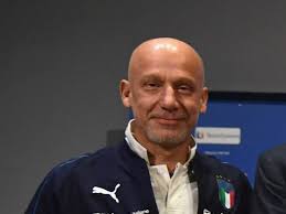 «a dicembre ho concluso 17 mesi di chemioterapia, un ciclo da 8 e uno da 9 mesi. Vialli Dopo La Malattia La Mia Vita E Cambiata Non Mi Vergogno Di Piangere