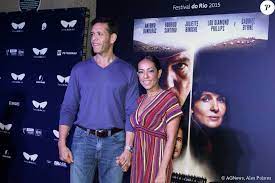 De perto ela não é normal (2020) cast and crew credits, including actors, actresses, directors, writers and more. Samantha Schmutz Marcou Presenca E Estava Acompanhada Do Marido Michael Cannet Purepeople