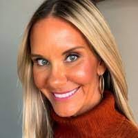 Kelly Dean's Instagram, Twitter & Facebook