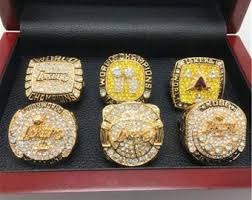 The los angeles lakers unveiled their championship ring from last year's orlando bubble win ahead of opening night against the philadelphia 76ers. Lakers Ring Etsy