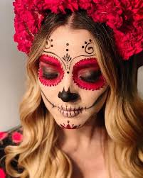 Vous aussi adoptez les codes du dia de los muertos et fêtez les morts autrement en réalisant ce tuto maquillage proposé en vidéo par la joie des fleurs. The Most Astounding Altars And Costumes From Day Of The Dead At Hollywood Forever 2017 Halloween Makeup Pretty Creepy Halloween Makeup Cool Halloween Makeup