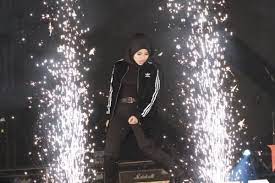 Gaya rock n roll wanita berhijab. 10 Gaya Tantri Kotak Saat Berhijab Tetap Rock N Roll