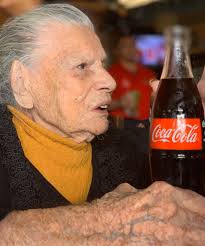 No importa si brindás con Coca-Cola Sabor Original o Coca-Cola Sin Azúcar  lo que importa es celebrar junto a los que más querés.  #LoQueCompartimosEsMásFuerte