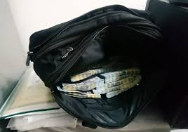 Directia regim permise de conducere si inmatriculare a vehiculelor a implementat de ceva vreme modalitatea prin care poti sa iti programezi o vizita la cea mai simpla metoda prin care poti face o programare online pentru a schimba un permis auto expirat sau cel de inmatriculare al masinii este. Mafia Permiselor De La Suceava 14 Persoane Au Fost Arestate Inclusiv Seful Compartimentului Regim Permise Care Lua PanÄƒ La 20 000 De Euro Pe Zi De Examen Auto Spotmedia Ro