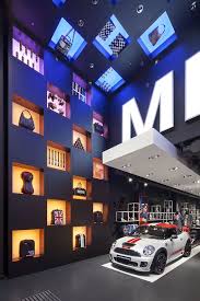 Ways To Display Items In Cases Pop Up Store Retail Design Retail Design Blog