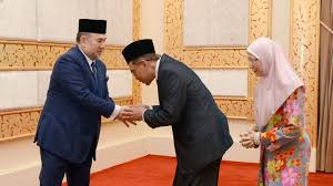 Top 10 gaji menteri tertinggi di malaysia. Raja Malaysia Potong Gaji Untuk Bayar Utang Negara Dunia Tempo Co