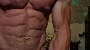 Muscles massifs bodybulder flex et cum
