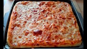 Alta, soffice e leggermente croccante sul fondo! Pizza Fatta In Casa Pizza In Teglia Alta E Soffice Ricetta Facile Senza Impastare Youtube