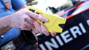Colpito col taser dai carabinieri, uomo accusa un malore e muore per arresto cardiocircolatorio