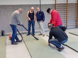 Judomatten sind wichtiger bestandteil der ausrüstung im judosport. Judokas Bei Der Mattenreinigung Tsv Huttlingen Abteilung Judo