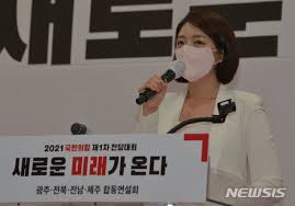 주호영 원내대표(위 사진 가운데 위쪽부터 시계방향으로)와 최승재, 엄태영, 이용, 배현진 의원 등 당 원내대표단은 27일 자택과 차량 등에서 원격으로 연결해 화상 회의를 진행했다. ë°°í˜„ì§„ êµ­ë¯¼ì˜íž˜ ìµœê³ ìœ„ì› í›„ë³´ ì •ê²¬ ë°œí'œ ë„¤ì´íŠ¸ ë‰´ìŠ¤