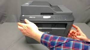 Il offre de nombreuses fonctionnalités pour gagner en efficacité. Mfcl2740dw Comment Remplacer La Cartouche De Toner Youtube
