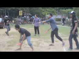 Penganjuran kampung fiesta diangkat daripada idea permainan tradisional seperti baling selipar, larian berhalangan, tarik tali dan banyak lagi. Main Baling Selipar Youtube