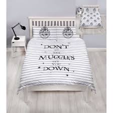 Les housses de couette 200x200 cm proposées sont disponibles dans la plupart de nos collections. Harry Potter Parure De Lit Reversible Spell 200 X 200 Cm 48 X 74 Cm Figurine Discount