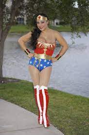 What lynda says about new ww costume: Lynda Carter Wonder Woman Kostum Tiara Manschetten Und Lasso Etsy